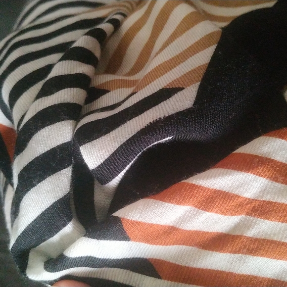 Daks Soft wool Scarf - Picture 5 of 5